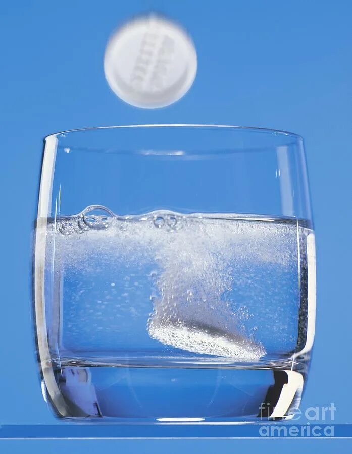 Повышенный натрий вода. Шипучие таблетки в воде. Таблетки с водой картинки. Alka-Seltzer Bubbles in Water. Effervescent Tablets.