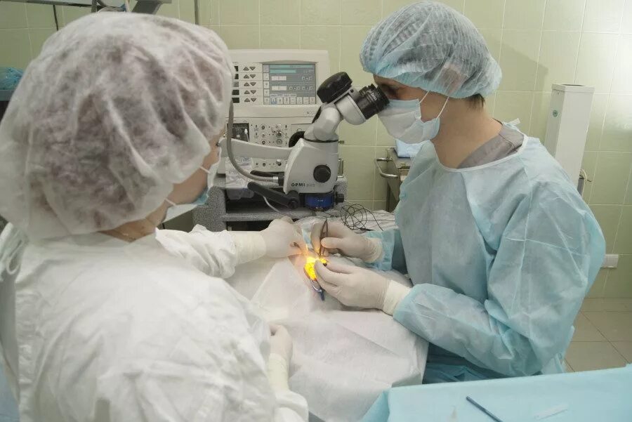 Больно делать операцию глаз. Хирургическая операция на глаза. хирургическая операция на зрение. хирургическая коррекция зрения.
