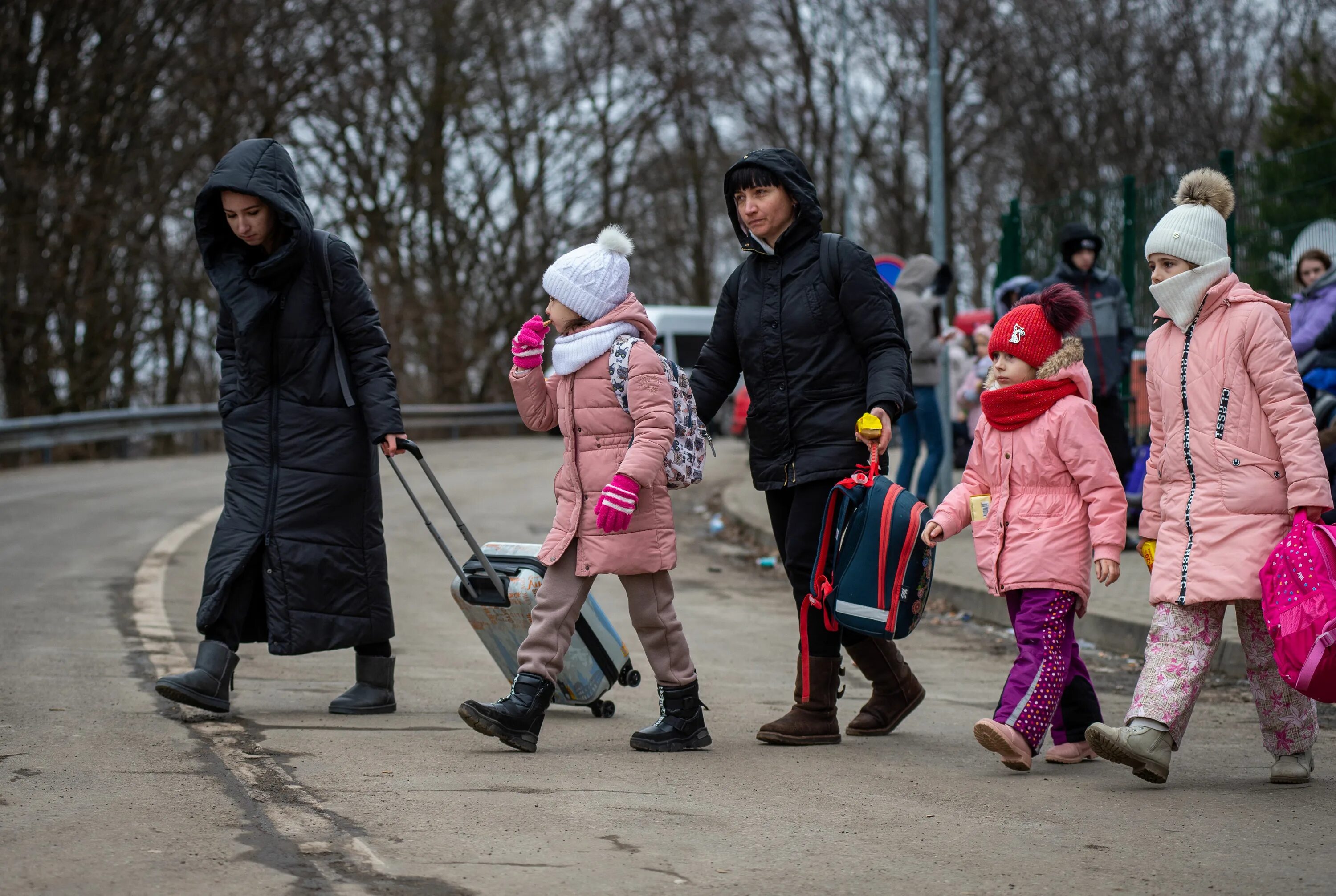 Украинские дети беженцы. Русские беженцы. беженцы с украины. дети украины.