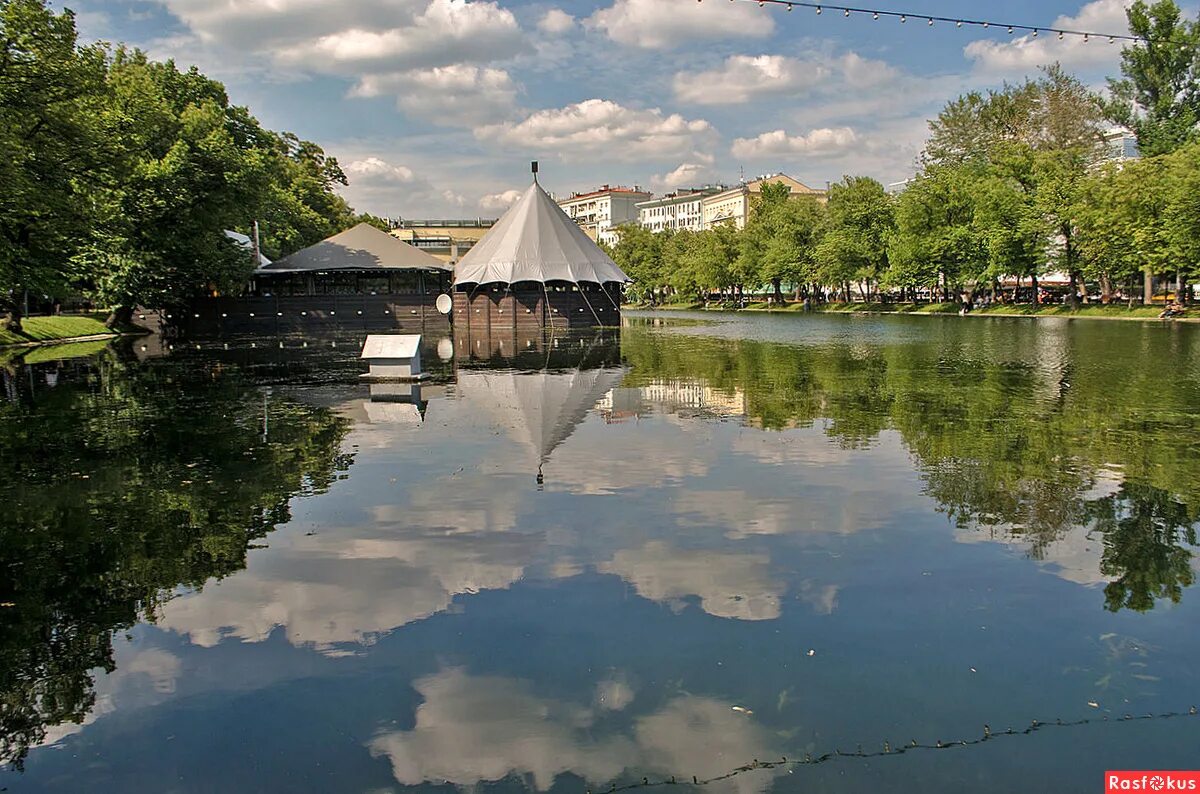 Чистые пруды москва лето. Чистые пруды пруды москвы. Чистые пруды москва достопримечательности. Чистые пруды пруд. Чистые пруды достопримечательности.