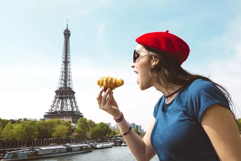 Работа французов. Француз ест круассан. Франция люди. Девушка с круассаном в Париже. Французские круассаны на фоне Эйфелевой башни.