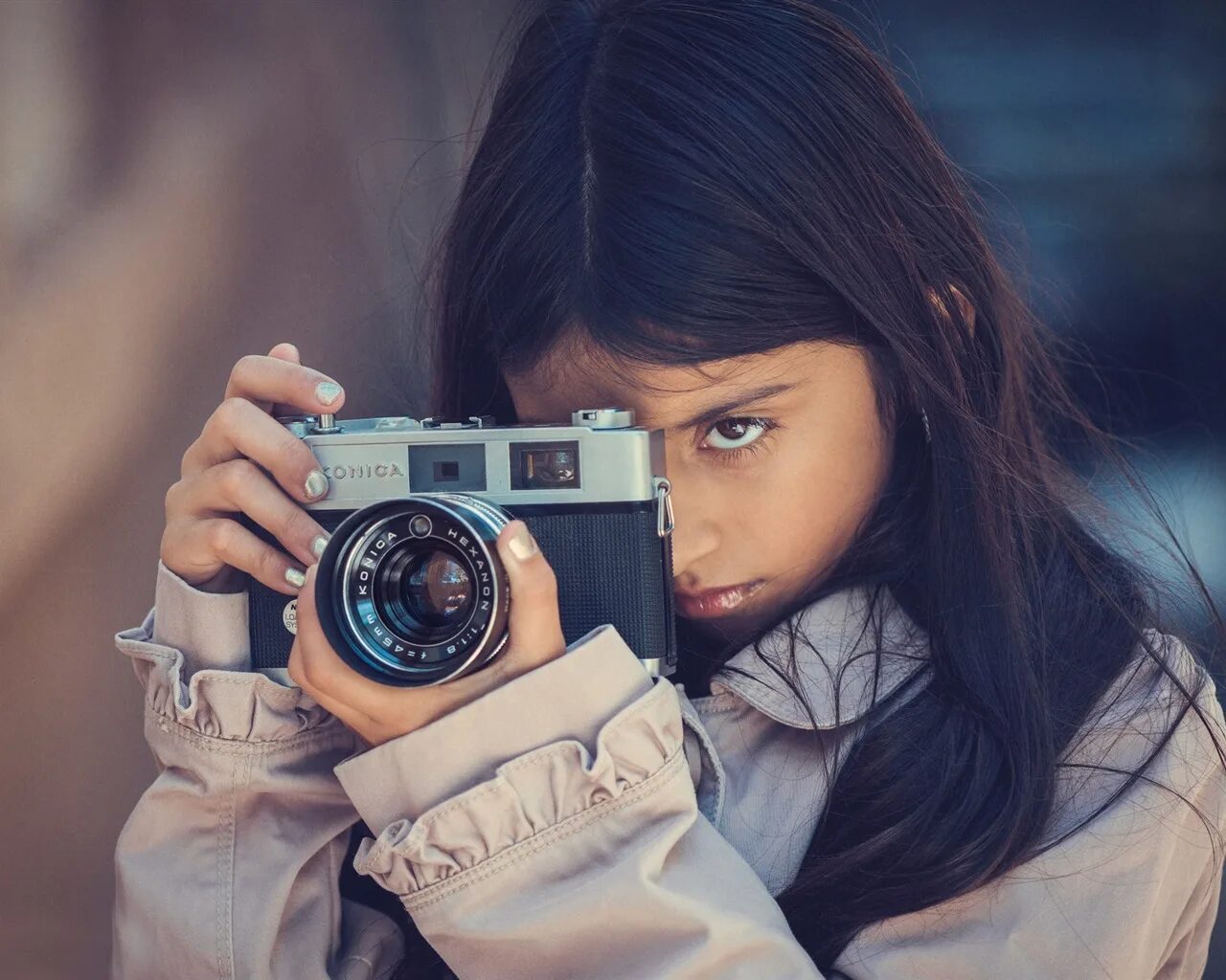 Камера девчонок. Совушка с фотоаппаратом. Девушка с фотиком. Девушка с фотоаппаратом. Позы с фотоаппаратом.