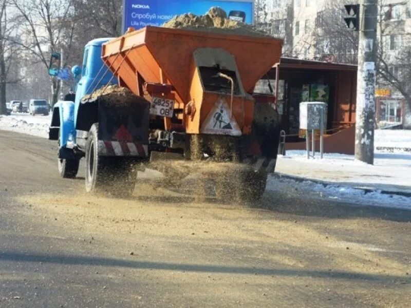 Пескосоляная смесь на дорогах. Люди высыпали на площади. Высыпали на улицу. Посыпка дорог песком. Техрент петрозаводск.
