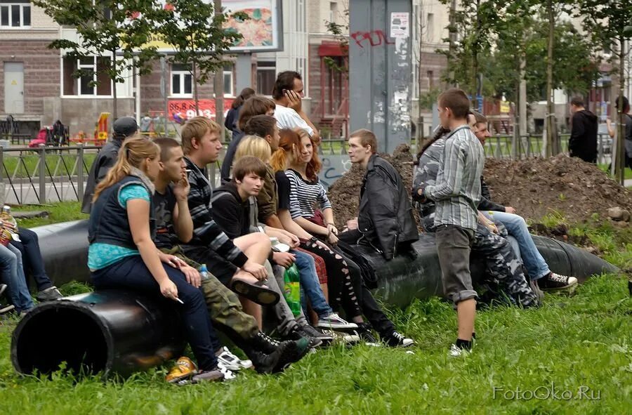 Современная молодежь. Группа подростков на улице. Молодежь во дворе. Компания подростков на улице.