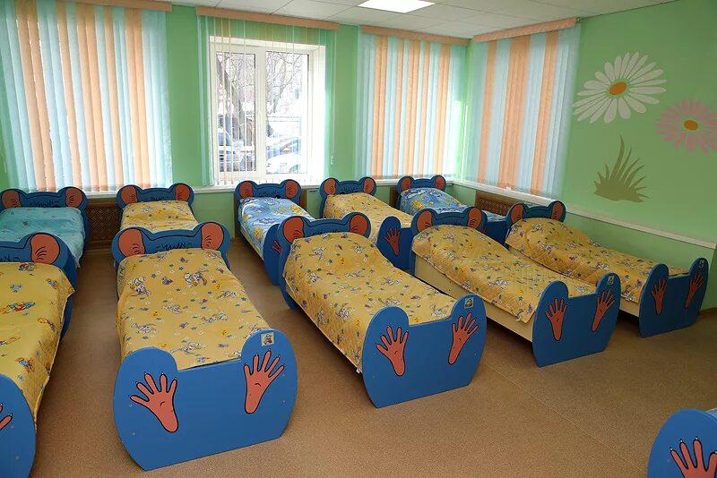 детские кровати для детского сада. спальные места в детском саду. садик росинка шарыпово. расстановка кроватей в детском. спальная комната в детском саду.