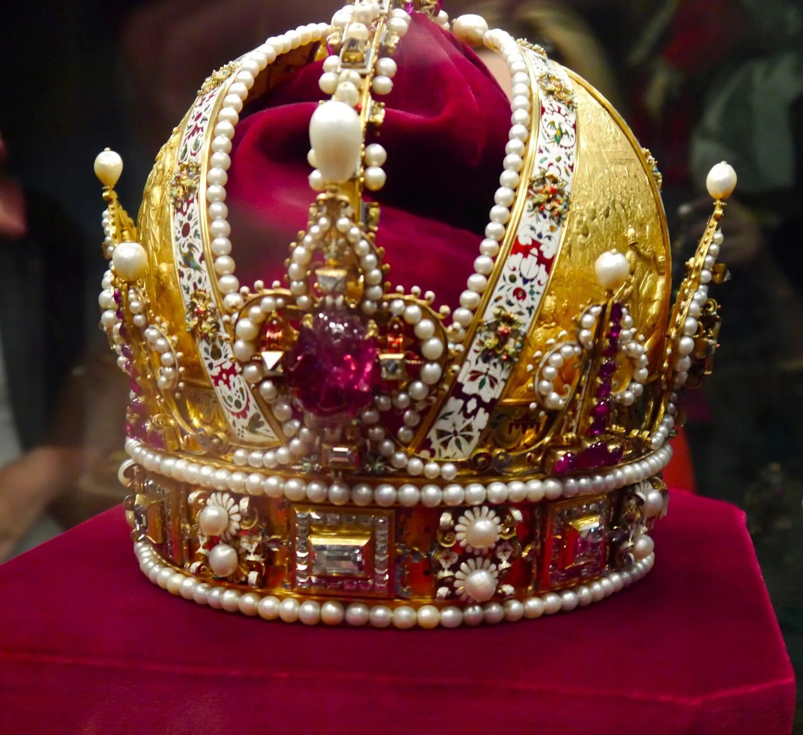 Crown Jewels (драгоценности короны). Королева Англии со скипетром и короной. Лондонский Тауэр корона. Королевская сокровищница Тауэра. Сокровищ британии