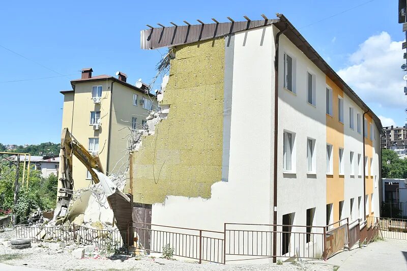 Аварийное расселения сочинских. Объект незавершенного строительства. Сносят дома в сочи. Медийная сносят сочи. Дома под снос в сочи 2023.