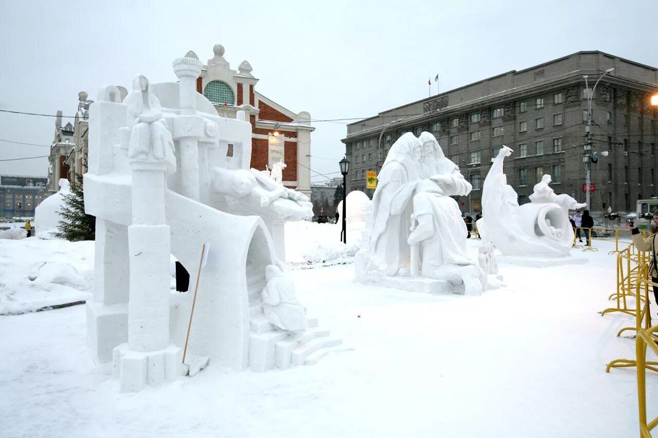 снежный городок 2024. снежные скульптуры. новогодний городок из снега. снежные городки на участке детского сада. детский городок из снега.