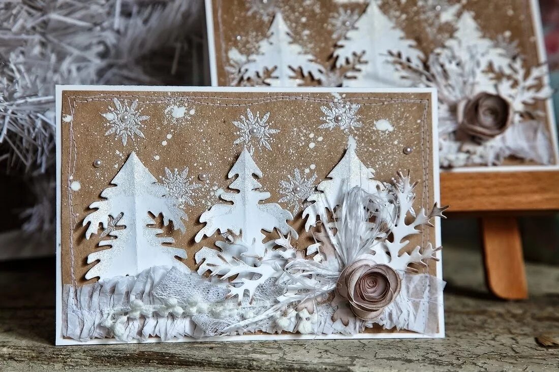 Зимняя открытка на крафтовой бумаге. Поделка снежный шар. Новогодняя открытка своими руками. Квиллинг зимняя тематика. Новогодняя открытка своими руками для детей.
