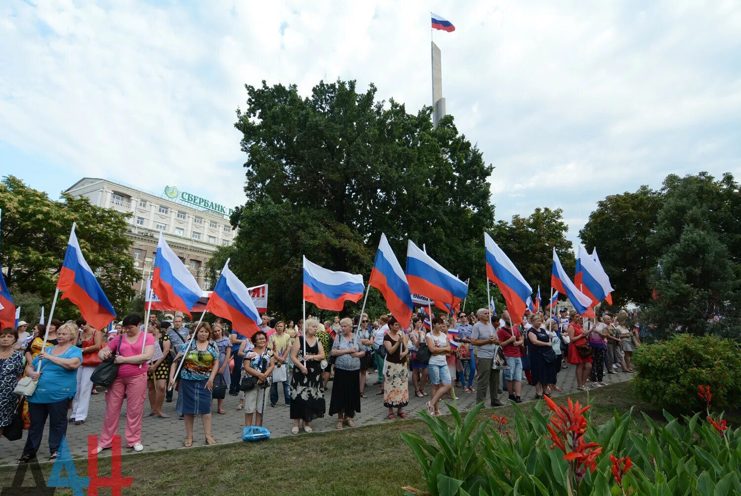 Именно россии. Запорожье флаг России. Российский флаг в Запорожье. Донецк российский флаг. Мариуполь российский флаг.