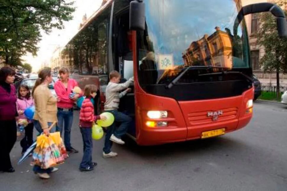 Перевозка групп людей автобусами. Автобусные экскурсии дети. Детская автобусная экскурсия. Детский автобус. Дети в экскурсионном автобусе.