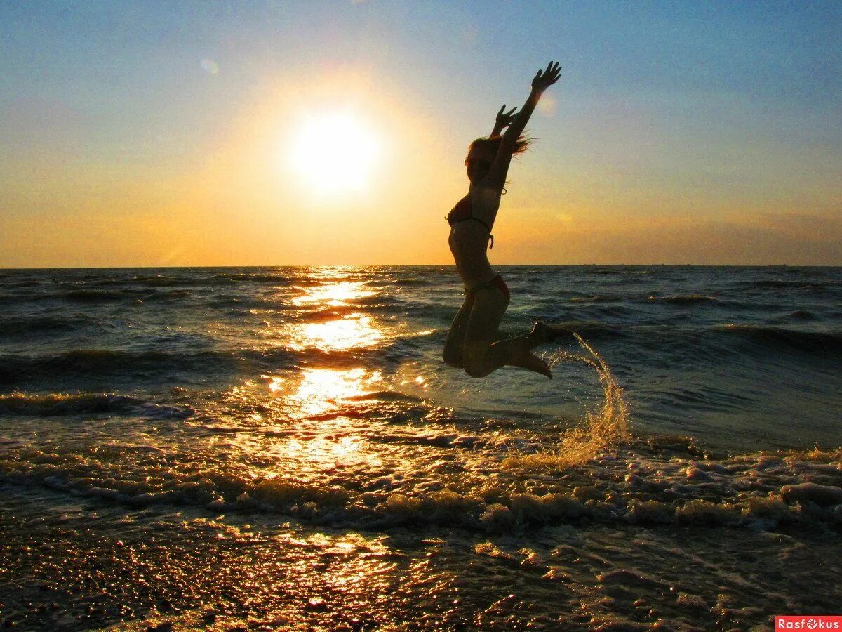 Море восторг. Девушка прыгает в море. Фотосессия на море. Прыжок в море девушка. Солнце море прыжок.