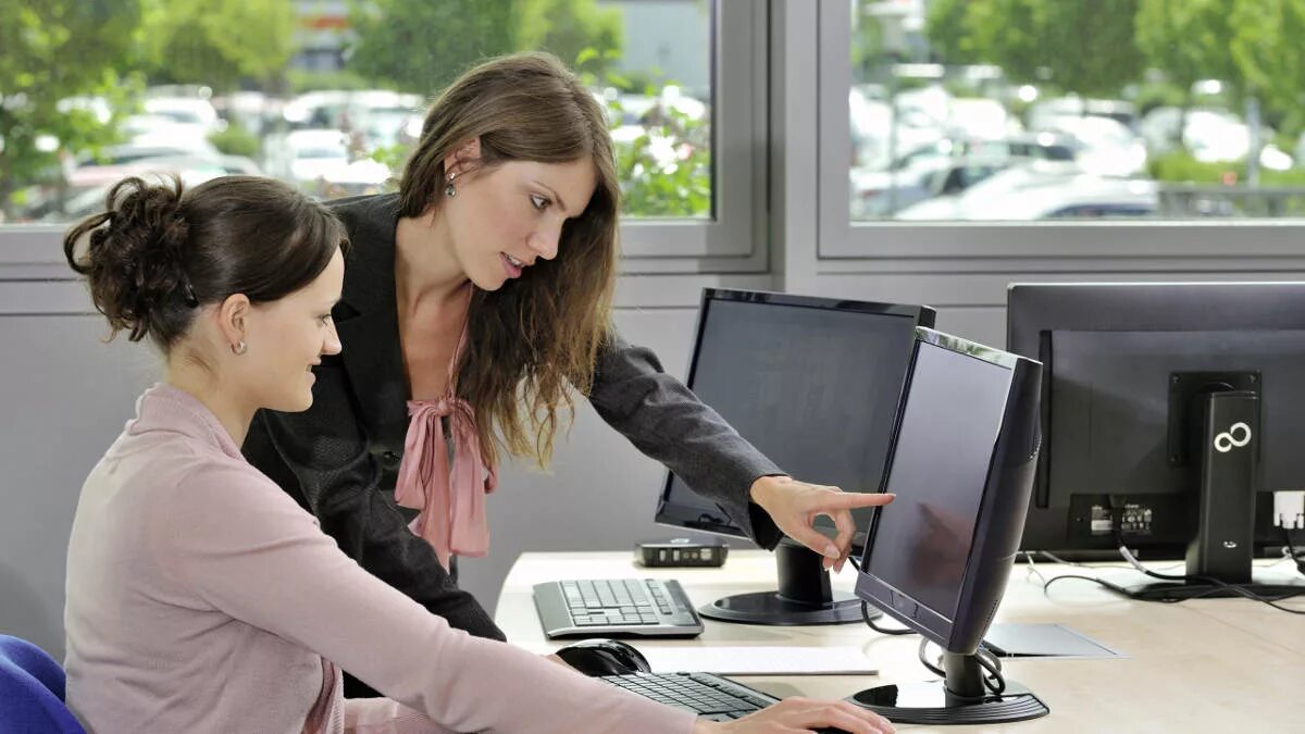 Много врачей за компьютером. Человек за компьютером. Сотрудник за компьютером. Медосмотры работающих за компьютером. Работник офиса.