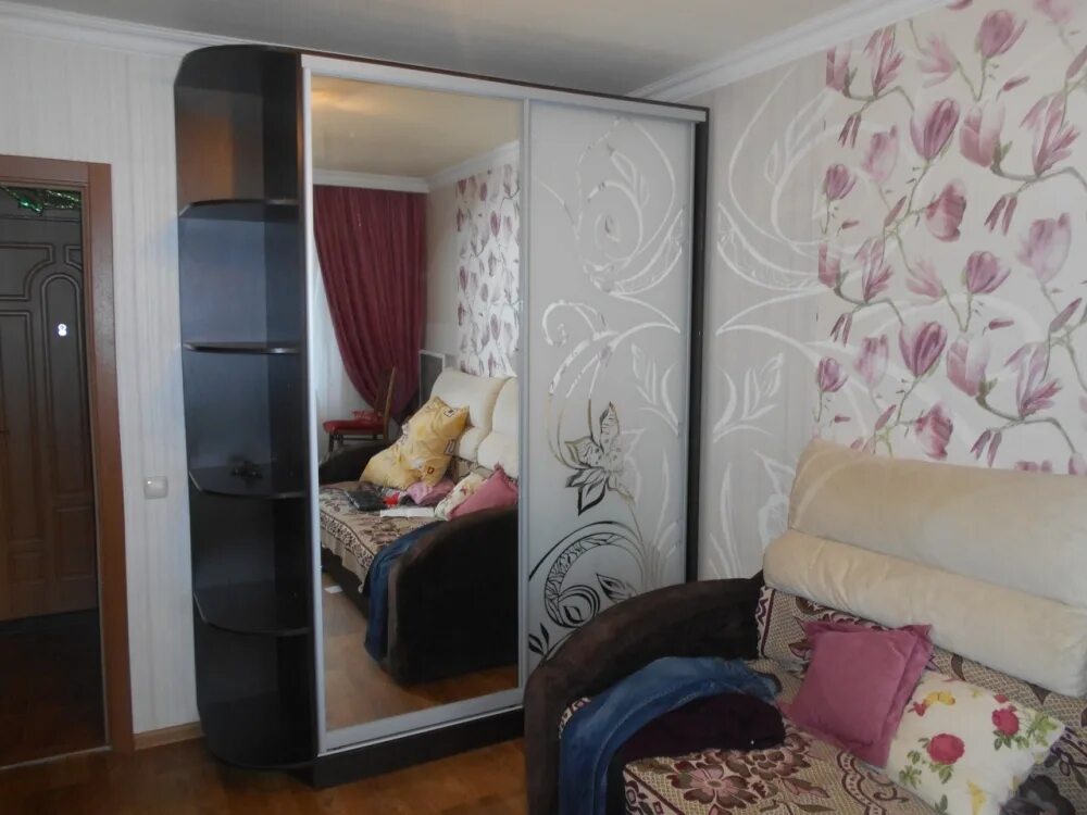 интерьер однокомнатной квартиры п44т. встроенные шкафы купе в хрущевке. шкаф купе в комнату. шкаф купе в зал в хрущевке. шкаф купе в хрущевке в зале.