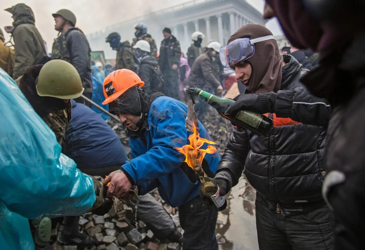 Дело майдана. Майдан Беркут коктейли Молотова. Евромайдан 2014 коктейль Молотова. Евромайдан коктейли Молотова.