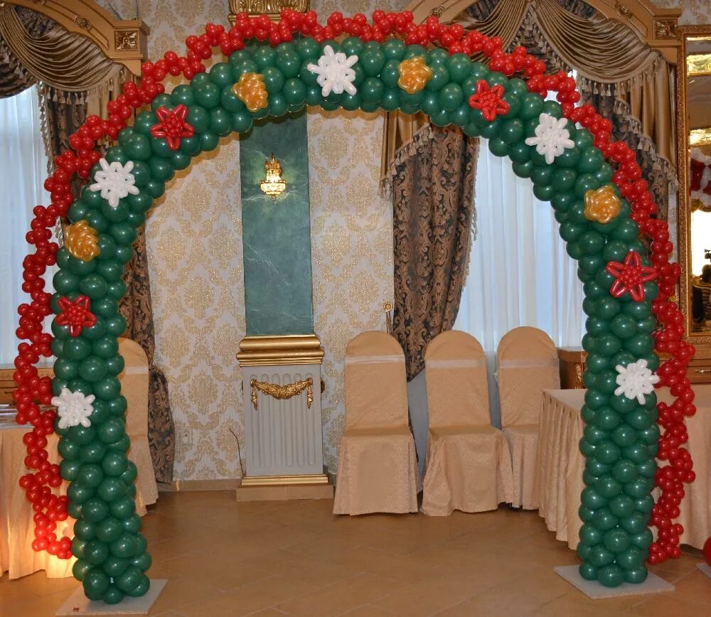 Украсить новогоднюю арку ветками. Украшение арки к новому году в квартире. Как сделать новогоднюю арку своими руками. Украшение арки. Украшение арки на новый год в квартире.