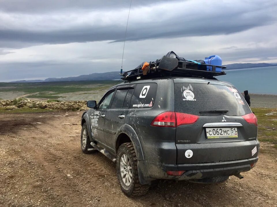 Mitsubishi pajero sport 2 багажник на крышу. Автобокс паджеро спорт 2. Багажник на mitsubishi pajero sport 2. Экспедиционный багажник паджеро спорт 2. Mitsubishi pajero sport 2 багажник на крышу.