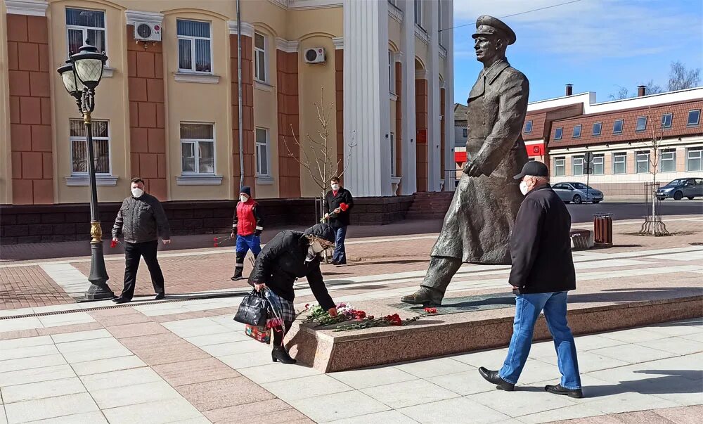 Памятник первому и девятому. Возложение цветов к памятнику Гагарина в Москве. Памятник первому мэру в Черноголовке. Вязьма Космонавтов 1 памятник. Первое свидание памятник Новосибирск.