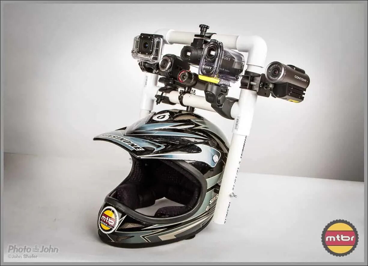 Камера на шлеме мотоциклиста. Экшн камера для мотоцикла. Камера на шлем мотоцикла. Экшн камера на шлем мотоцикла. Камера для эндуро