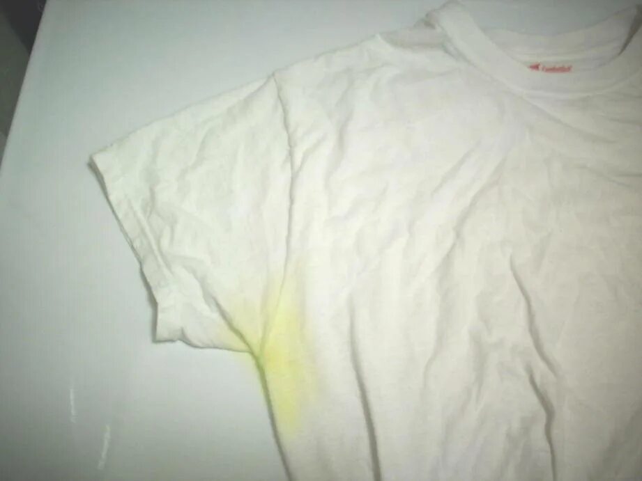 Пятна на белой футболке. Пятна на одежде. Ткань с пятнами от белизны. Белая футболка с пятнами пота.