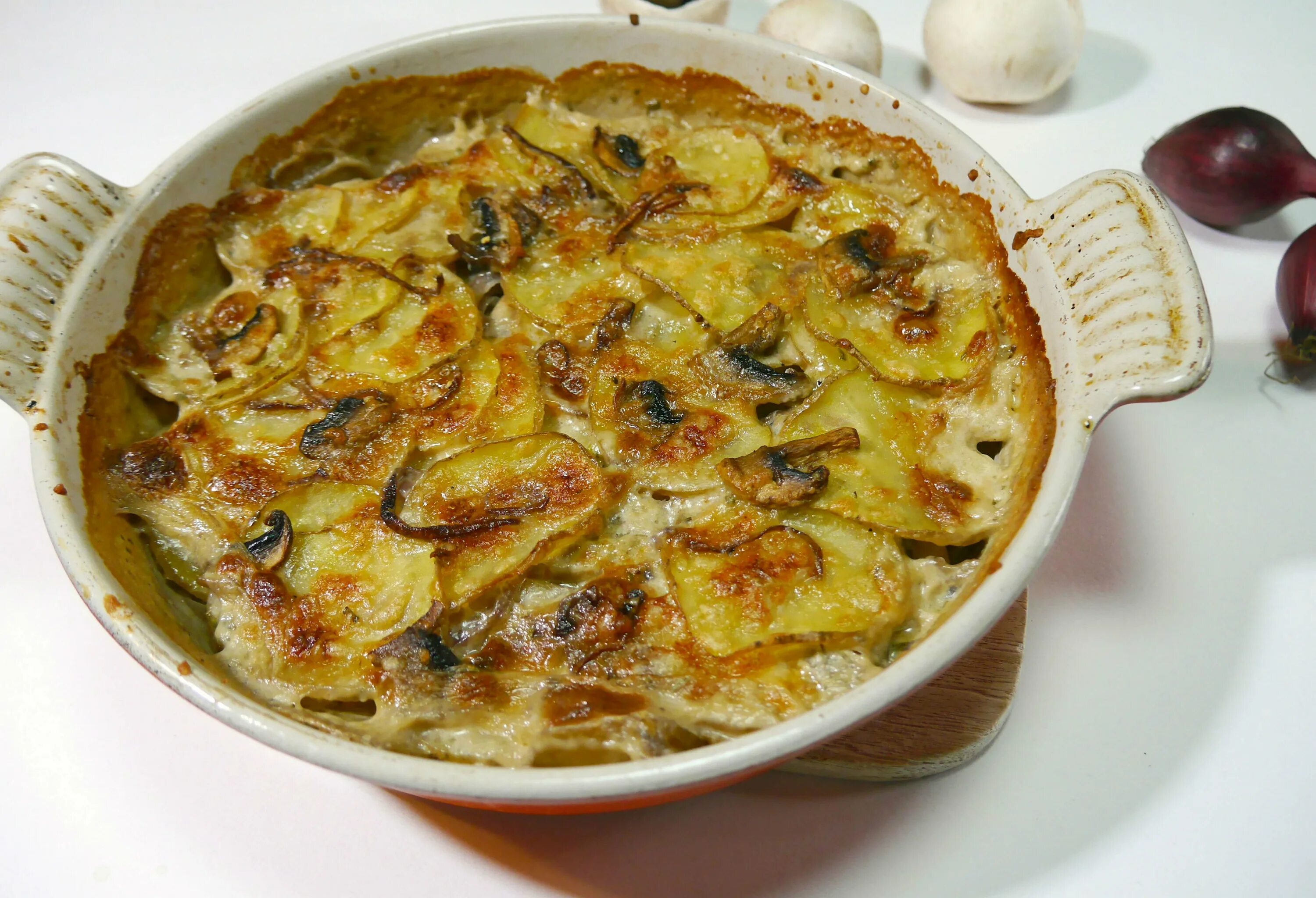 Картошка с грибами под сыром. Картофель запеченный с грибами. картошка с грибами в духовке. картошка стгнибами в духовке. картошка с шампиньонами в духовке.