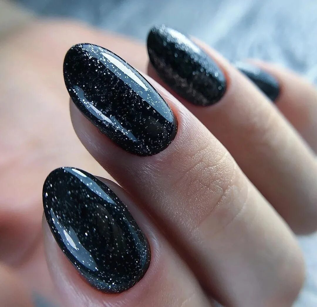 Ногти чёрные дизайн новинки 2022. Темный маникюр 2022. Темный маникюр. Черный маникюр. Ногти 2021 черные.