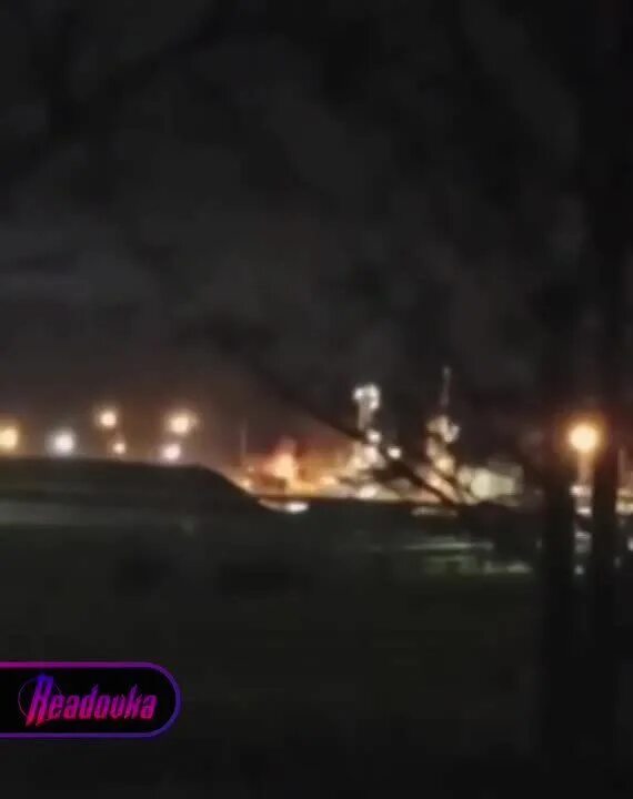 Беспилотники атаковали нефтезавод. Пожар на Ильском НПЗ В Краснодарском крае. Пожар на Ильинском НПЗ. Пожар сегодня ночью. Взрыв в Краснодаре НПЗ.