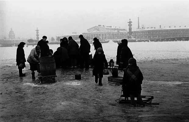 Вода блокады. Блокада Ленинграда блокадный вода. Блокада Ленинграда прорубь.