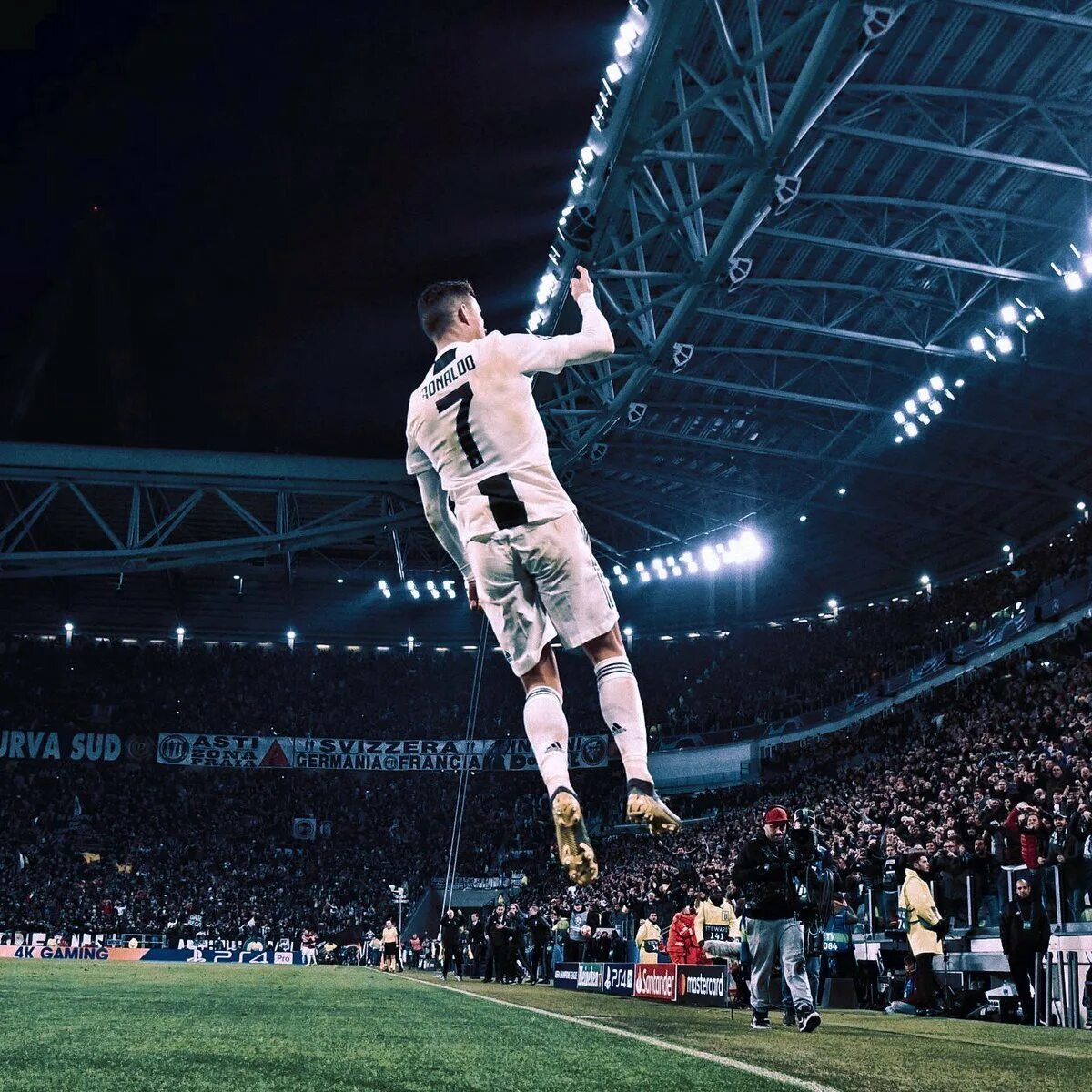 Прыжок Кристиано Роналдо. Прыжок Криштиану Роналду. Самый высокий прыжок Криштиану Роналду. Cristiano Ronaldo прыжок.