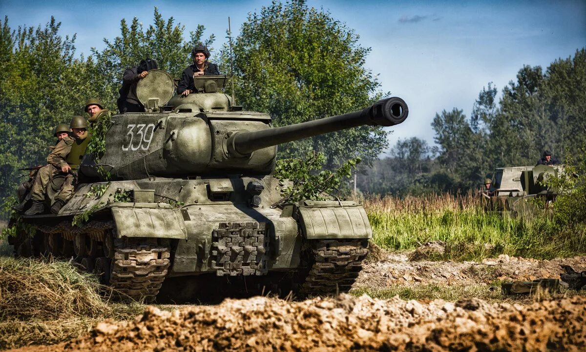 Танк в бою фото. Таран тигра на т34. Танк т34 в поле. Танки и солдаты. Танк ис 2 и тигр 2.