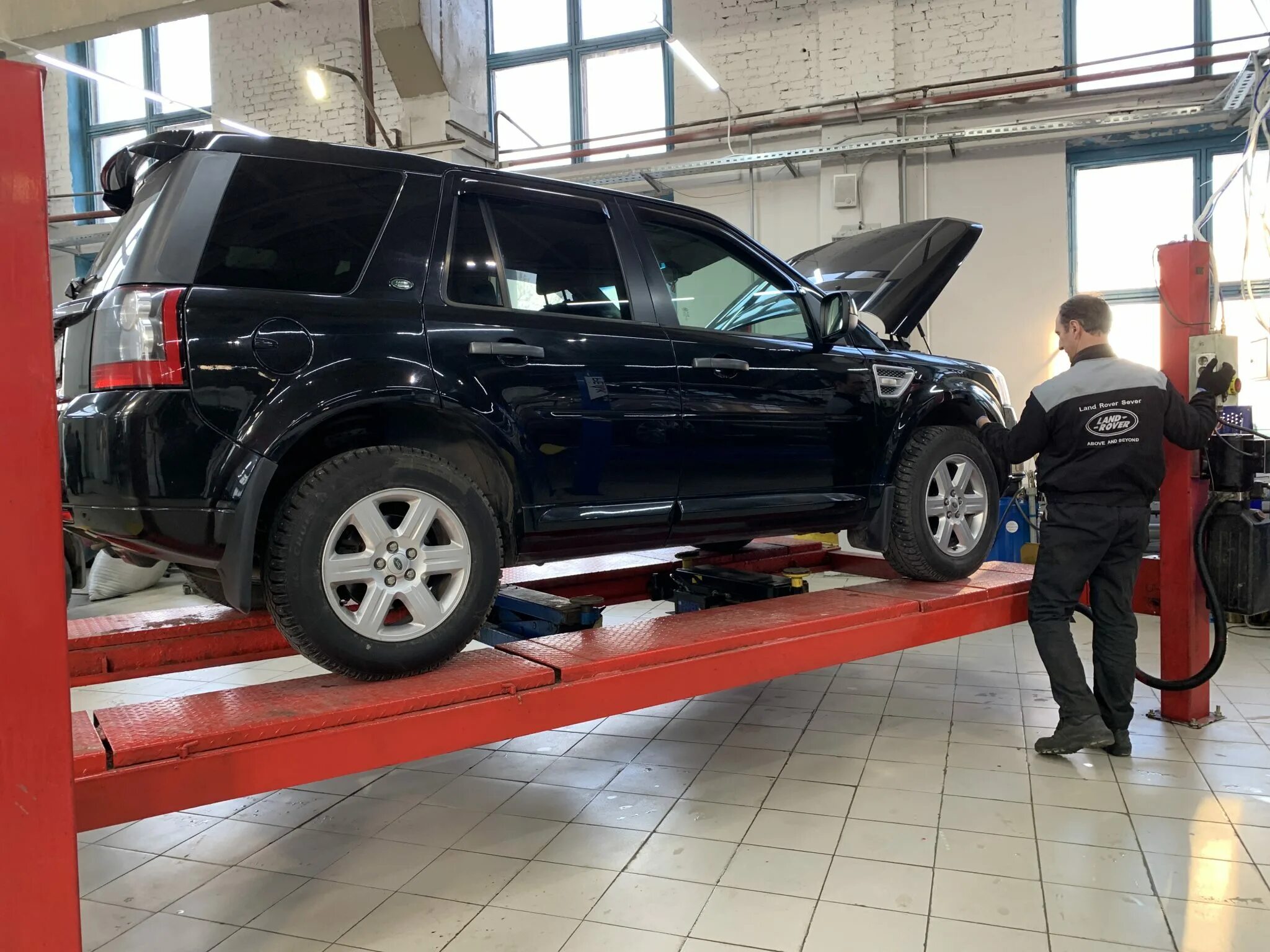 Автосервис land rover. Сервис ленд Ровер. Ровер ленд сервис на Молодогвардейской. Автосервис ленд Ровер на Левобережной. Сервис ленд Ровер Москва.