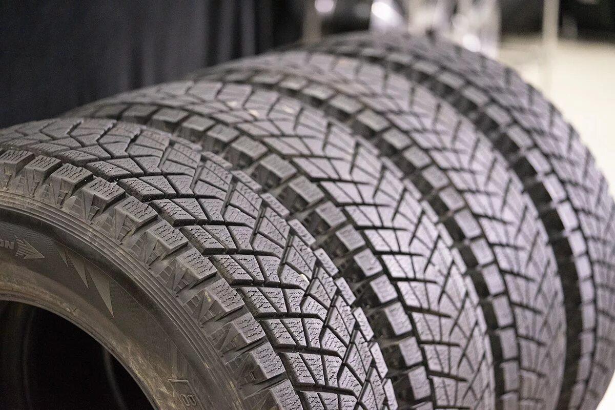 Купить резину в пскове. Бриджстоун близак ДМЗ 3. 265 70r17 Bridgestone Blizzak. Bridgestone Blizzak 17/265/65 2017. Шины 265/70 r15 зима.