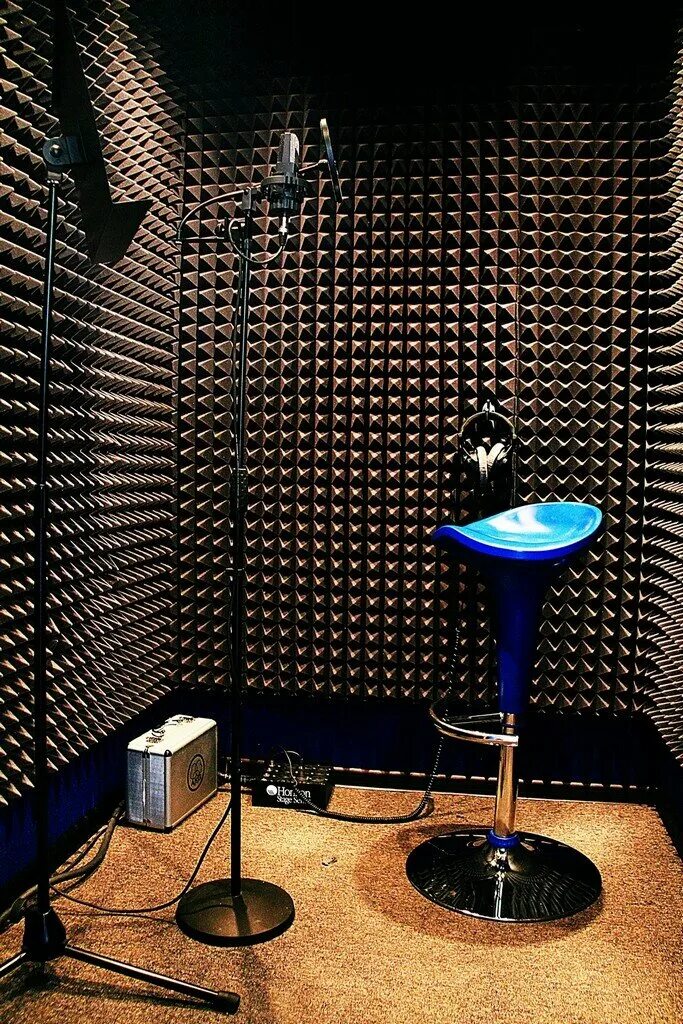 студия звукозаписи казань. акустический поролон в комнате. акустические панели для стен. акустический поролон в интерьере. кабинка для звукозаписи.