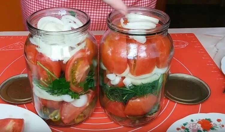 Как закрыть на зиму помидоры половинками. Помидоры дольками «пальчики оближешь». помидоры дольками с луком на зиму. помидоры с луком пальчики оближешь. помидоры с чесноком на зиму пальчики оближешь.