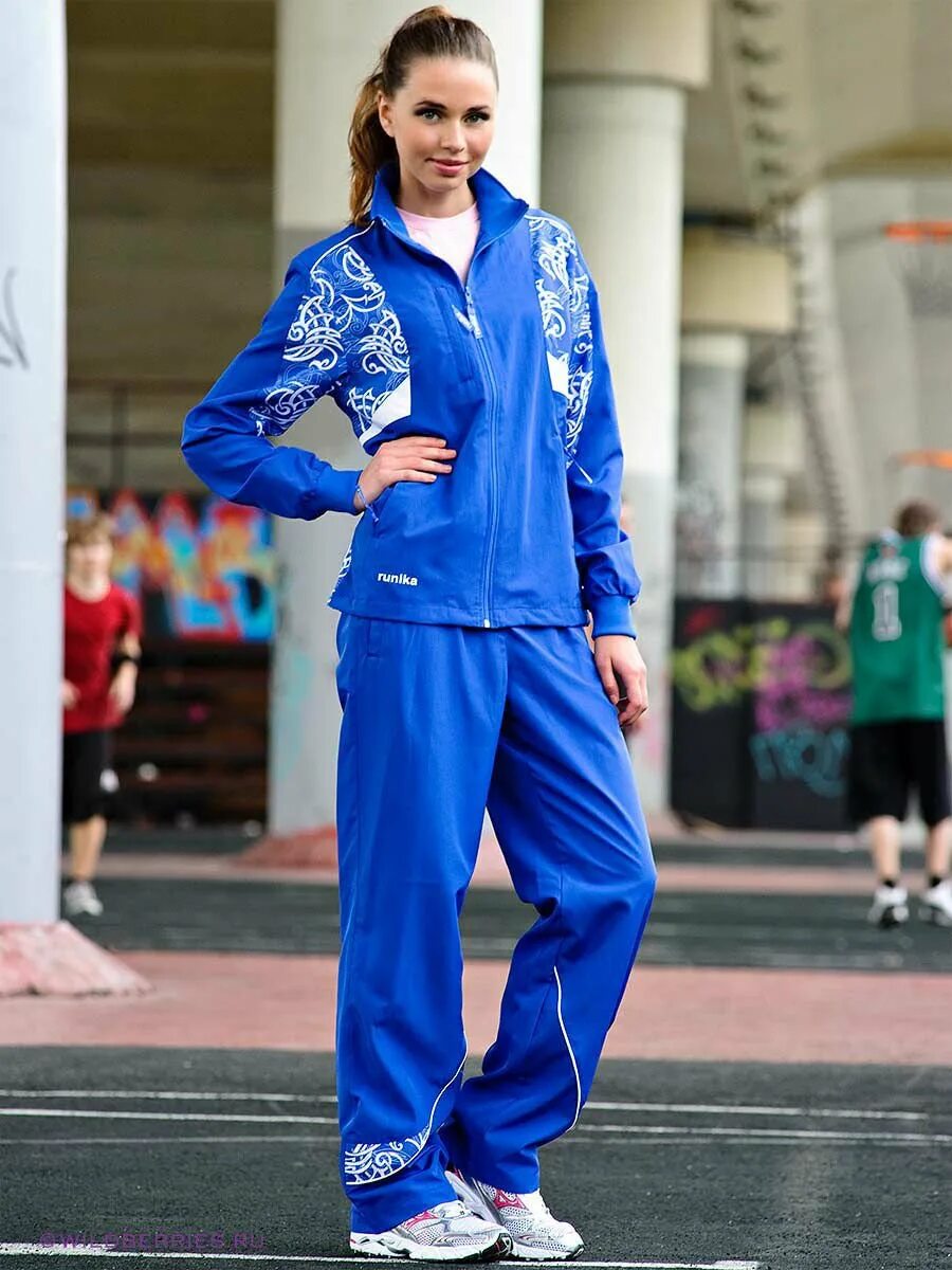 Спортивные костюмы s. Runika спортивный костюм. Спортивный костюм женский. Синий спортивный костюм. Женщина в спортивном костюме.