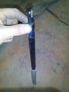 Газовый упор не сжимается