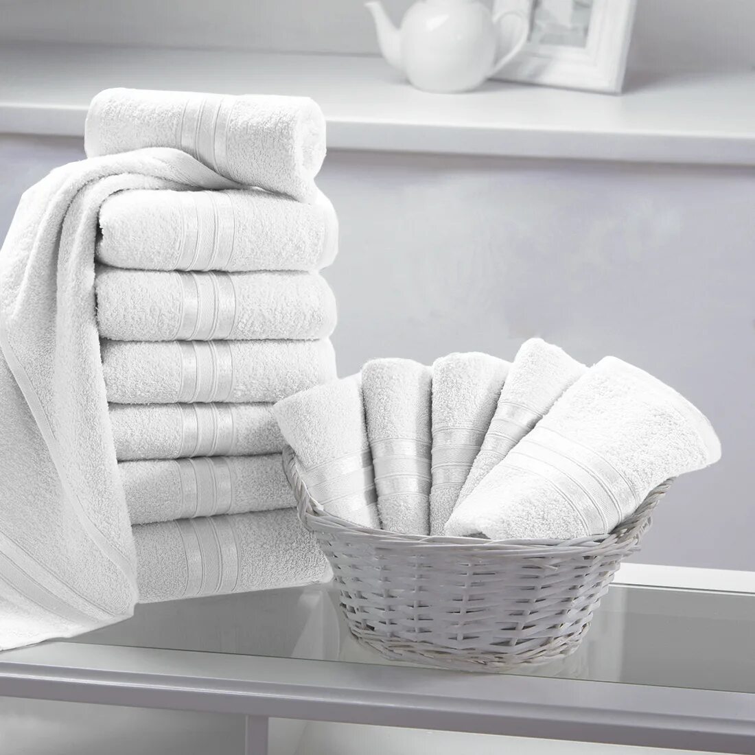 Озон полотенца для ванны. Полотенца в ванной. Полотенце для рук. Белоснежные полотенца. Сложенные полотенца в ванной.