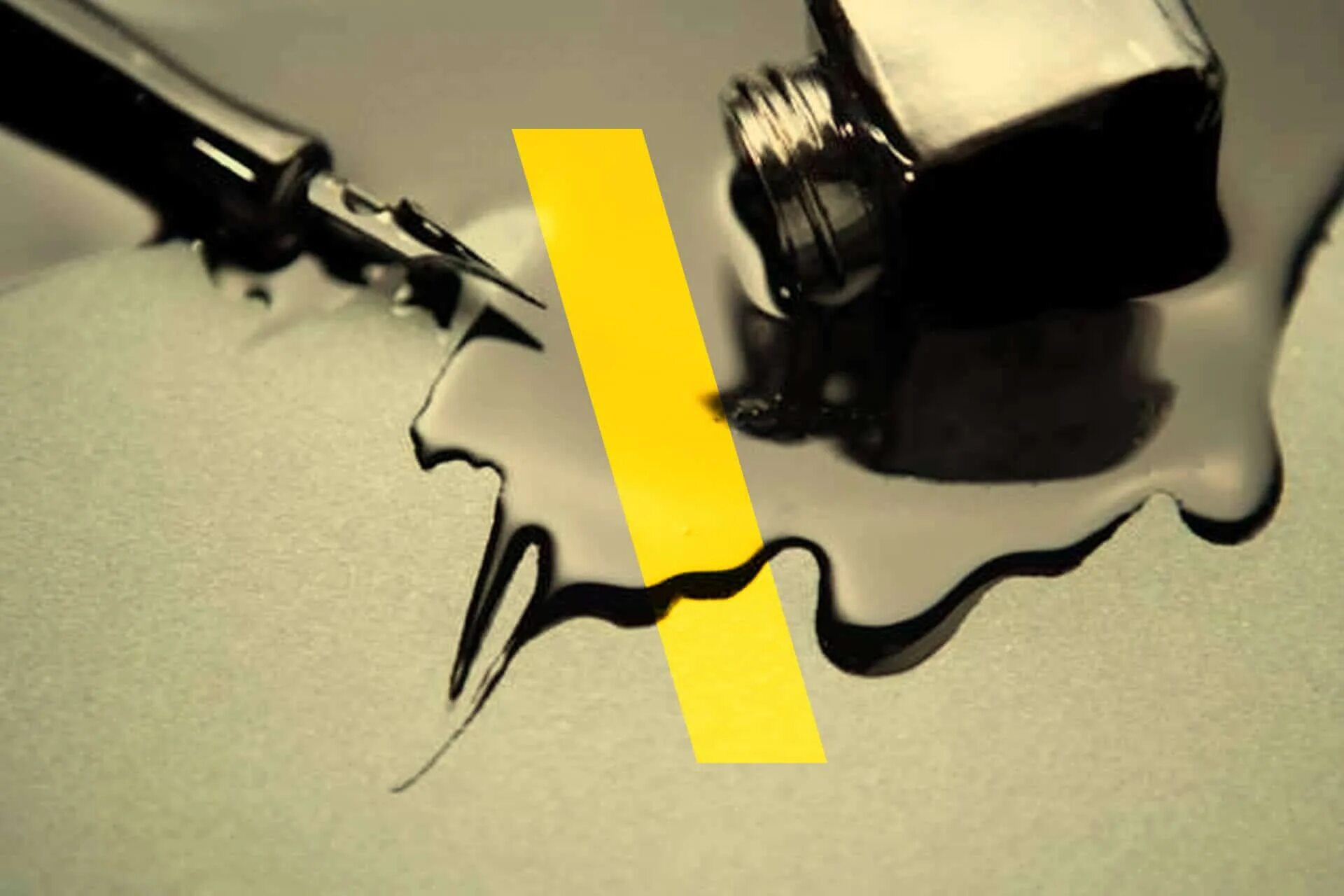 Пролитые чернила. Красный синий желтый. Разлитая чернильница. Пролитые чернила. Краска разлита.