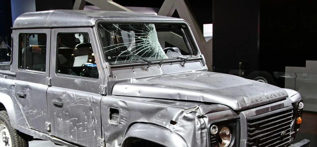 Crash defender. Краш тест Land Rover Defender 2021. Land Rover Defender краш тест. Краш тест ленд Ровер Дефендер.