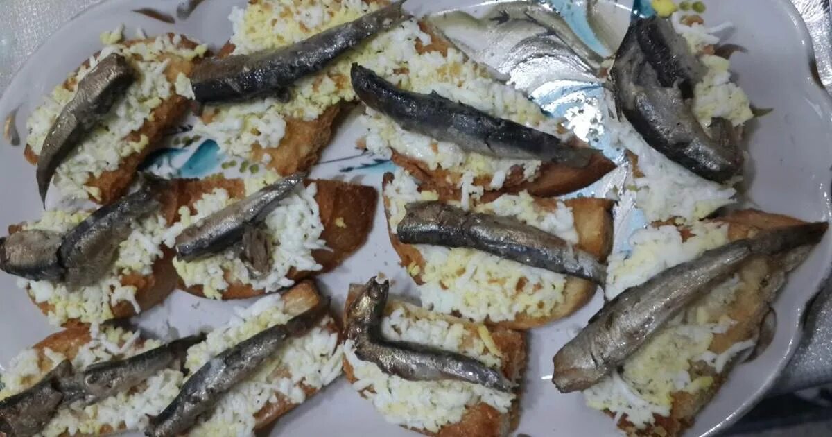 салат со шпротами и свеклой слоеный. салат селёдка под шубой со шпротами. тапас со шпротами. рецепт шубы со шпротами пошагово. салат под шубой со шпротами.