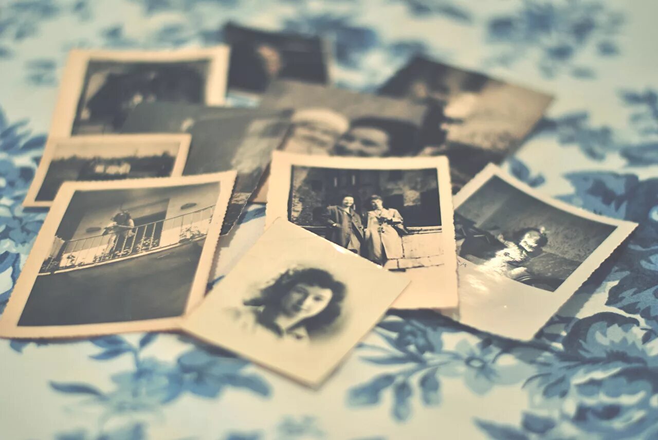 Тема старых фотографий. Старая фотокарточка. Много старых фотографий. Фотокарточки на столе. Оригинальные фотокарточки.