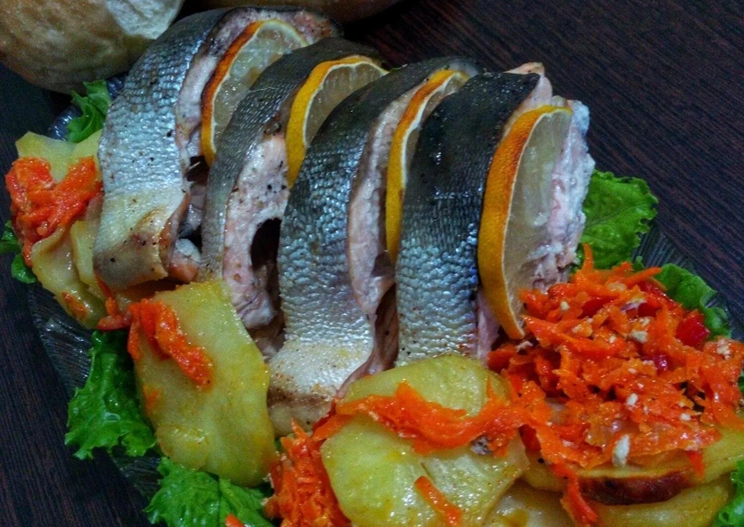Рецепт приготовления горбуши с овощами. Шифудо горбуша. Блюда из рыбы. Горбуша на овощной подушке. Горбуша на овощной подушке в духовке.