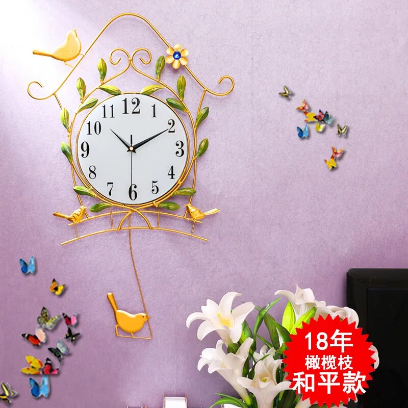 Часы висят. Настенные часы с висящими растениями и золотом. Птичка в часах. Часы висят 160 см от пола.