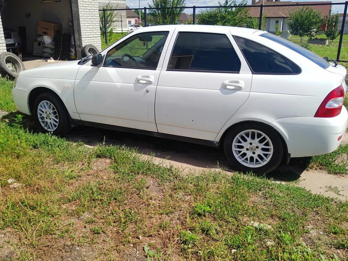 приора серая хэтчбек номер к069ав. приора 2009. приора хэтчбек 2009 года. ваз приора хэтчбек 2009 года. приора 2009 года хэтчбек.