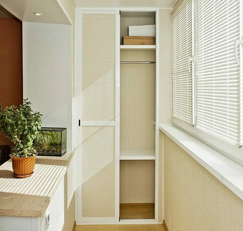Какой балкон какой шкаф. Шкаф на балкон. Встраиваемый шкаф на балкон. Встроенные шкафы на лоджии. Удобный шкаф на балкон.