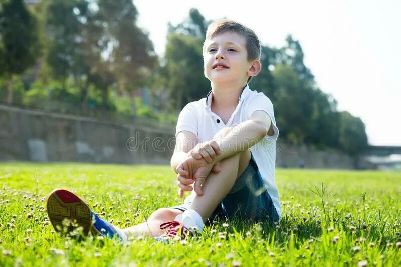 Мальчик сидит на траве. Сидит мальчик на травке \. Мальчик сидит на траве рисунок. Мальчик сидит на траве в светлой одежде.