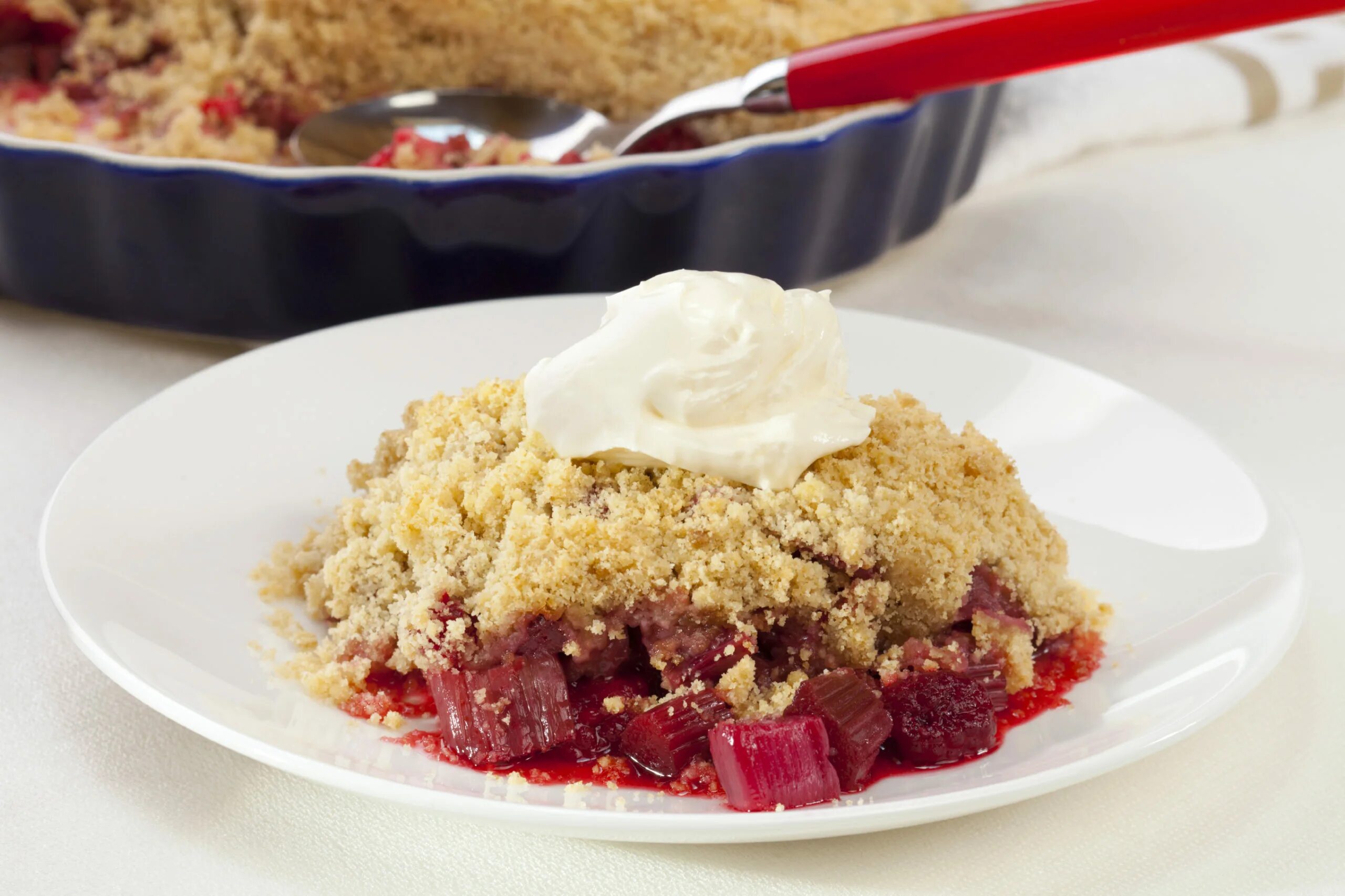 Крамбл десерты. Ревеневый крамбл. rhubarb (ревень) crumble. вишневый крамбл. ягодный крамбл.