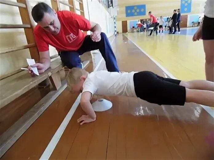 Отжимания техника выполнения гто. ГТО отжимания. ГТО для дошкольников отжимания. Стол для отжиманий ГТО.