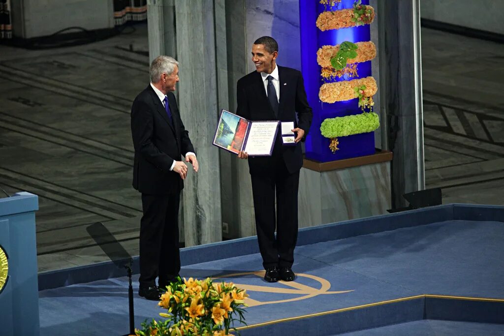 Вручение нобелевской премии обаме. Барак обанобелевская премия. Барак обанобелевская премия. Барак обама нобелевская. Обама премия мира.