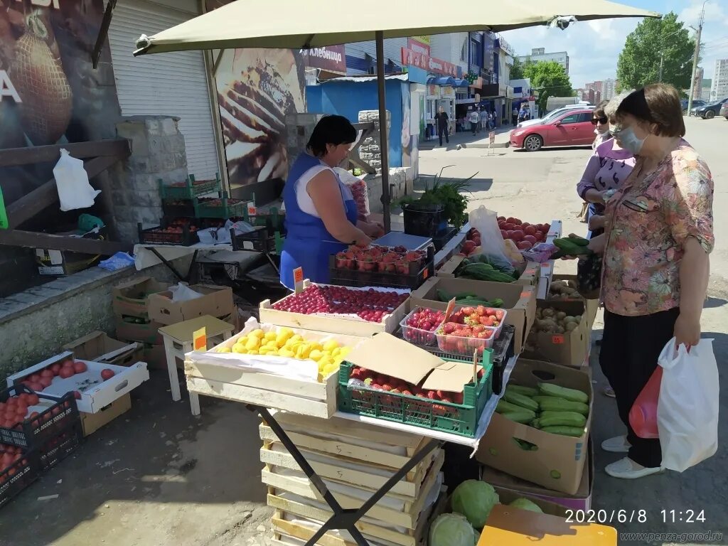 Несанкционированная торговля у метро бабушкинская фото. Стихийные торговцы. Торговля вне рынка. Несанкционированная торговля в неустановленных местах. Несанкционированная торговля.